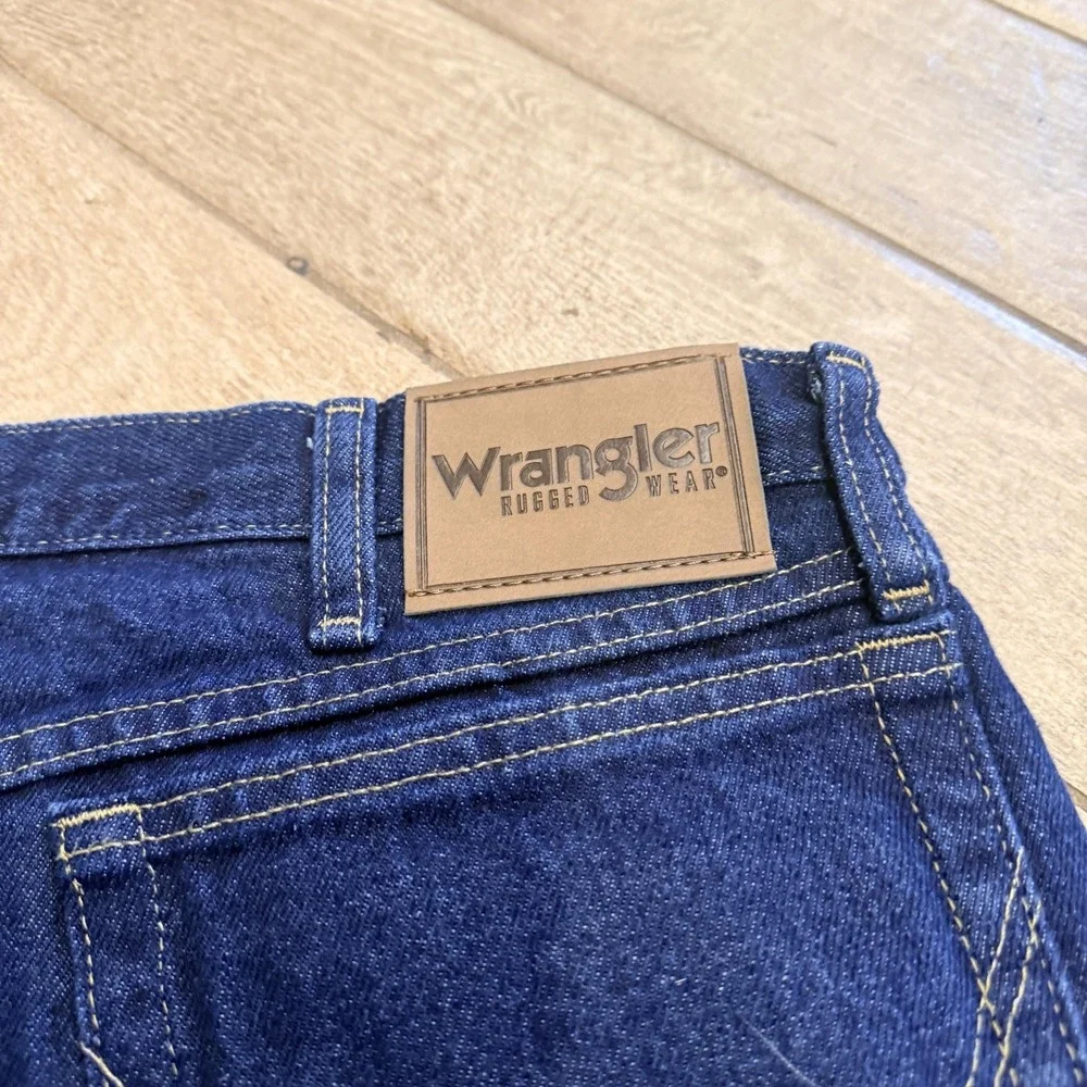 Wrangler Rugged Wear Jeans Mens 44x30 Blue Denim Straight Leg Dark Wash Classic